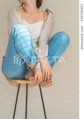 高腳椅,身穿牛仔服的女模特兒坐在椅子上 高腳椅,身穿牛仔服的女模特兒坐在椅子上 138256957