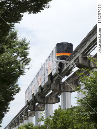 單軌列車在城市上空運行 單軌列車在城市上空運行 138257013