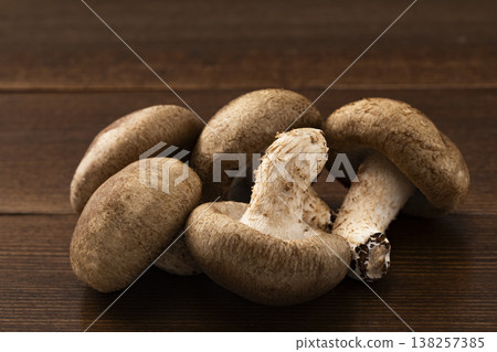 香菇 - 背景是一塊木板 138257385