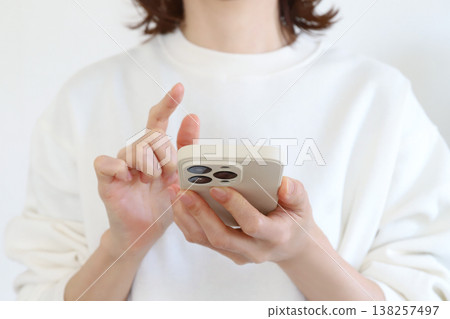 操作智能手機的女人的手 操作智能手機的女人的手 138257497