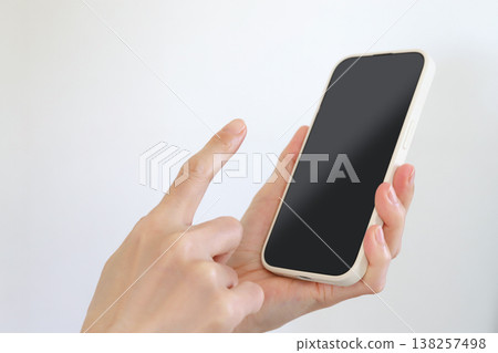 操作智能手機的手 138257498