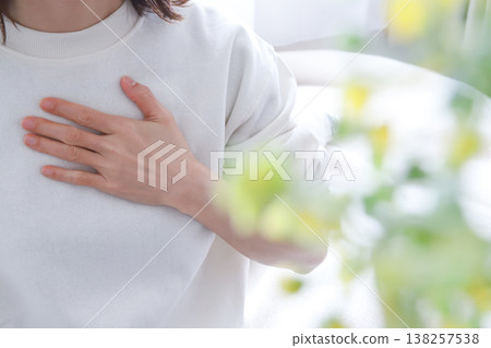 握她的在她的胸口的婦女手 握她的在她的胸口的婦女手 138257538