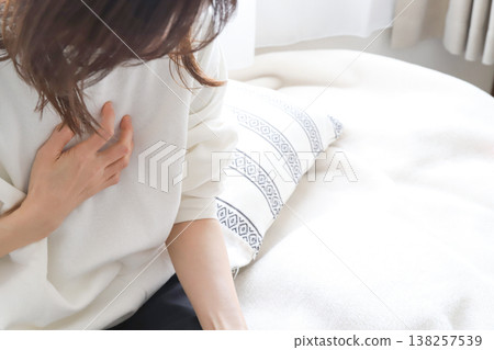 女人摀著胸口,神情焦慮 女人摀著胸口,神情焦慮 138257539