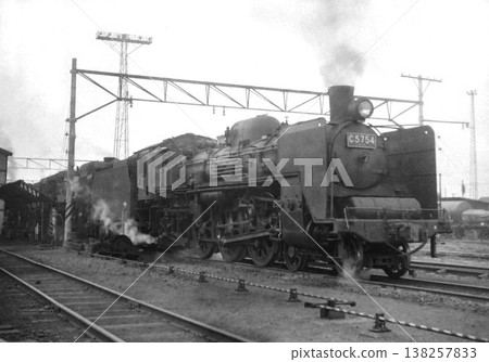 C57型機車停放在機車庫。 C57型機車停放在機車庫。 138257833