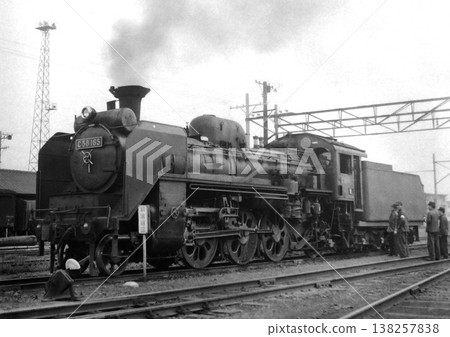 C58型機車停放在機車庫。 138257838