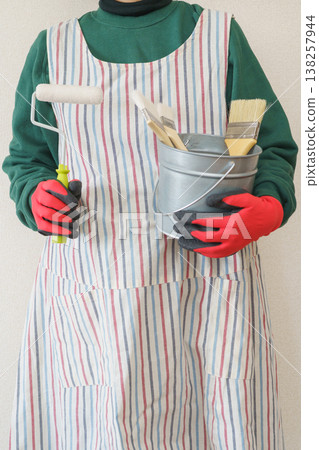 DIY圖片 | 身穿圍裙的女子手持繪畫工具 DIY圖片 | 身穿圍裙的女子手持繪畫工具 138257944