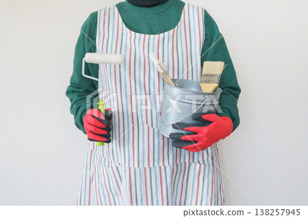 DIY圖片 | 身穿圍裙的女子手持繪畫工具 DIY圖片 | 身穿圍裙的女子手持繪畫工具 138257945