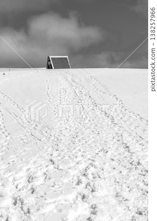 在雪中攀登兵庫縣最高峰冰之山:山之丸的三角形屋頂山間小屋(用於存放報紙雜誌) 在雪中攀登兵庫縣最高峰冰之山:山之丸的三角形屋頂山間小屋(用於存放報紙雜誌) 138257966