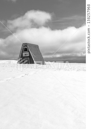Climbing Mt. Hyonosen, the highest peak in Hyogo Prefecture, in the snow: The triangular-roofed mountain hut at San-no-maru (for newspapers and magazines) Climbing Mt. Hyonosen, the highest peak in Hyogo Prefecture, in the snow: The triangular-roofed mountain hut at San-no-maru (for newspapers and magazines) 138257968