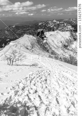 雪中攀登兵庫縣最高峰冰之山:從山頂到冰之山峠的攀登路線(供報紙雜誌參考) 雪中攀登兵庫縣最高峰冰之山:從山頂到冰之山峠的攀登路線(供報紙雜誌參考) 138257976