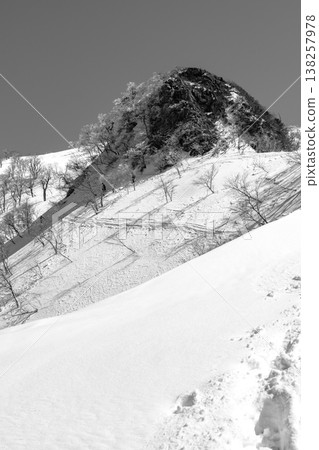 雪中攀登兵庫縣最高峰冰之山:古色岩和橫切路線(供報紙雜誌參考) 雪中攀登兵庫縣最高峰冰之山:古色岩和橫切路線(供報紙雜誌參考) 138257978