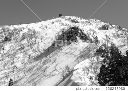 雪中攀登兵庫縣最高峰仙之山：古色岩和仙之山山頂峰（供報紙雜誌使用） 138257980