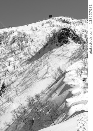 雪中攀登兵庫縣最高峰仙之山：古色岩和仙之山山頂峰（供報紙雜誌使用） 138257981
