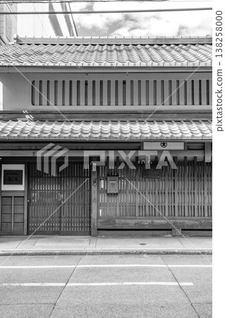 京都市指定有形文化財產:永江家宅邸(典型的京都町屋)-文政時代建立的和服批發商,慶應時代重建。曾用作報紙雜誌社。 京都市指定有形文化財產:永江家宅邸(典型的京都町屋)-文政時代建立的和服批發商,慶應時代重建。曾用作報紙雜誌社。 138258000