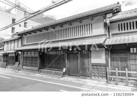 Important Cultural Property: Sugimoto Family Residence, Kyoto Townhouse (with projecting lattice windows, flat lattice windows, dog fences, and insect cage windows) - Kyoto's Culture and Tradition - For Newspapers and Magazines Important Cultural Property: Sugimoto Family Residence, Kyoto Townhouse (with projecting lattice windows, flat lattice windows, dog fences, and insect cage windows) - Kyoto's Culture and Tradition - For Newspapers and Magazines 138258004