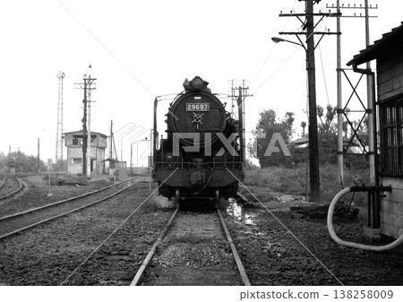 一列9600列車停在駒川站內。 138258009