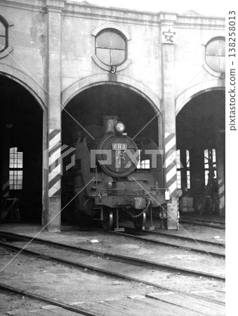 C11型機車停放在機車庫。 138258013