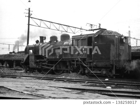 C11型機車停放在機車庫。 138258017