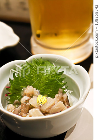 特寫鏡頭下的章魚燒，居酒屋（日本酒吧）的必備菜餚。 138258342