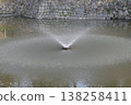 The refreshing fountain rising from the moat of Okazaki Castle and the scenery of the historic stone walls. 138258411