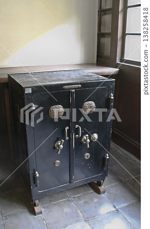 Antique large safe, old safe door, unopened safe Antique large safe, old safe door, unopened safe 138258418