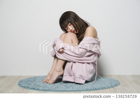 放鬆在室內穿戴的婦女 放鬆在室內穿戴的婦女 138258729