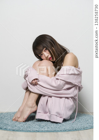 放鬆在室內穿戴的婦女 放鬆在室內穿戴的婦女 138258730