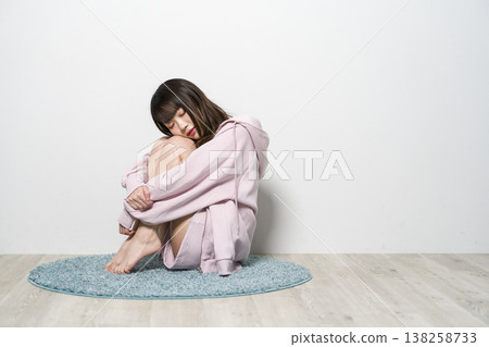放鬆在室內穿戴的婦女 放鬆在室內穿戴的婦女 138258733