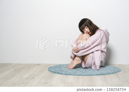 放鬆在室內穿戴的婦女 放鬆在室內穿戴的婦女 138258734