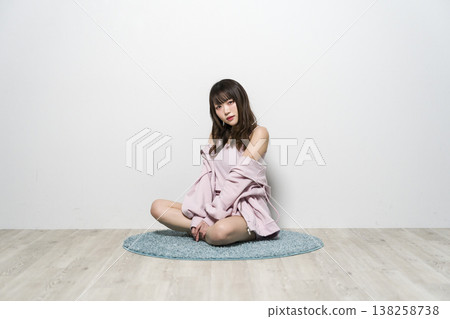 放鬆在室內穿戴的婦女 138258738