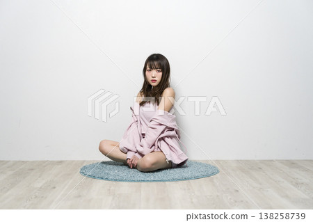 放鬆在室內穿戴的婦女 放鬆在室內穿戴的婦女 138258739