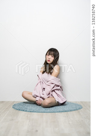 放鬆在室內穿戴的婦女 放鬆在室內穿戴的婦女 138258740