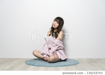 放鬆在室內穿戴的婦女 放鬆在室內穿戴的婦女 138258743