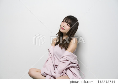 放鬆在室內穿戴的婦女 放鬆在室內穿戴的婦女 138258744