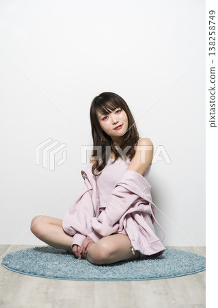放鬆在室內穿戴的婦女 放鬆在室內穿戴的婦女 138258749
