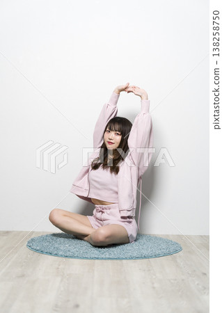 放鬆在室內穿戴的婦女 放鬆在室內穿戴的婦女 138258750