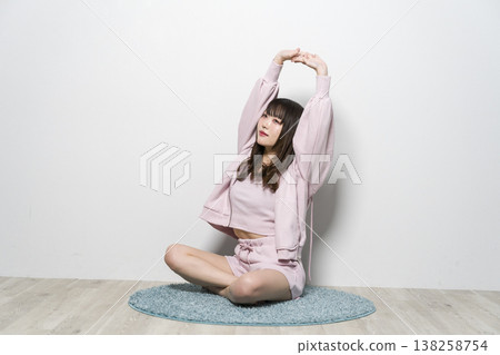 放鬆在室內穿戴的婦女 放鬆在室內穿戴的婦女 138258754