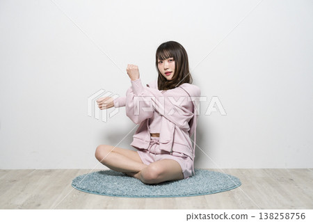 放鬆在室內穿戴的婦女 放鬆在室內穿戴的婦女 138258756
