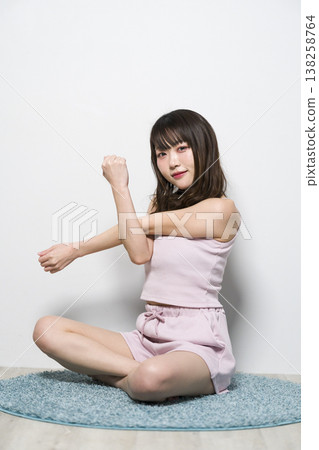 放鬆在室內穿戴的婦女 放鬆在室內穿戴的婦女 138258764
