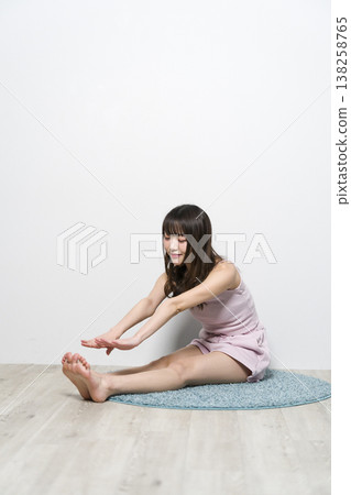 放鬆在室內穿戴的婦女 放鬆在室內穿戴的婦女 138258765
