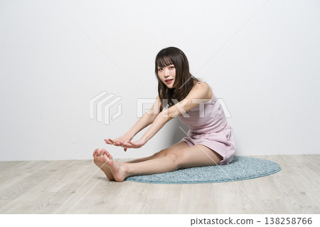 放鬆在室內穿戴的婦女 放鬆在室內穿戴的婦女 138258766