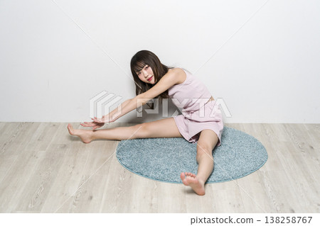 放鬆在室內穿戴的婦女 放鬆在室內穿戴的婦女 138258767
