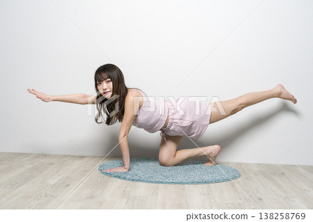 放鬆在室內穿戴的婦女 放鬆在室內穿戴的婦女 138258769