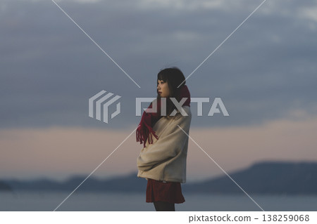 黃昏海中的女人 138259068