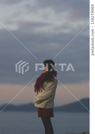 黃昏海中的女人 黃昏海中的女人 138259069