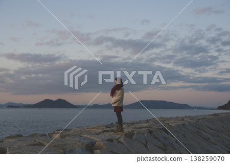 黃昏海中的女人 黃昏海中的女人 138259070