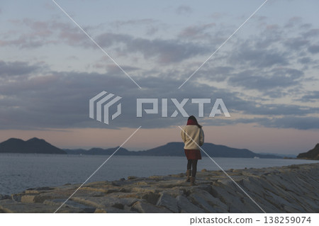 黃昏海中的女人 黃昏海中的女人 138259074