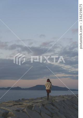 黃昏海中的女人 黃昏海中的女人 138259075