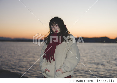 黃昏海中的女人 138259115