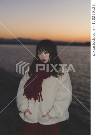 黃昏海中的女人 黃昏海中的女人 138259128